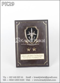 Plakat Kayu Komandan K...