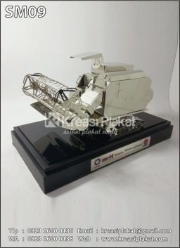 Miniatur Mesin Pemanen Padi