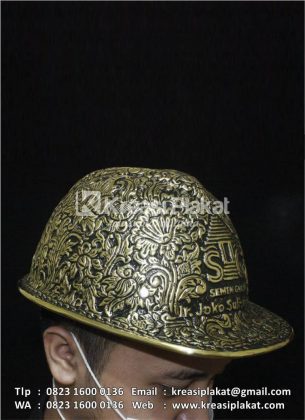 Souvenir Helm Ukir Kuningan