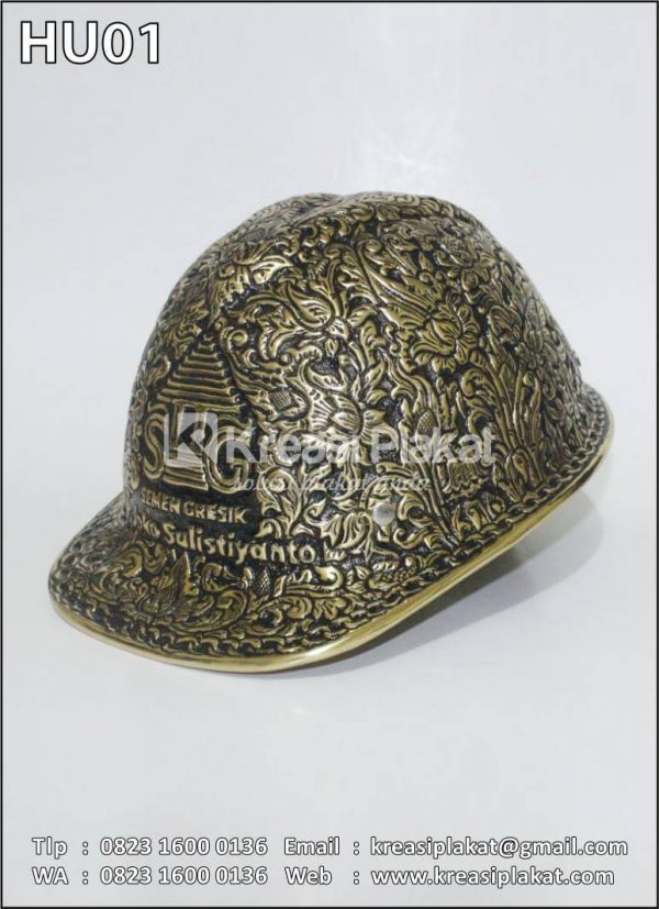 Souvenir Helm Ukir Kuningan