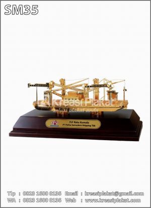 Souvenir Miniatur Kapal FLF Ratu Kumala