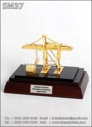 Souvenir Miniatur Crane Pelabuhan