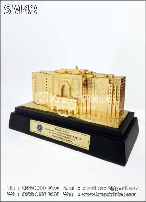 Souvenir Miniatur Gedung Universitas Ahmad Dahlan