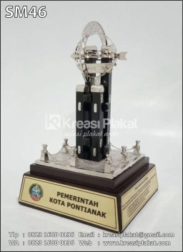 Souvenir Miniatur Tugu...