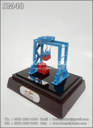 Souvenir Miniatur Crane Pelabuhan IPC