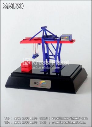 Souvenir Miniatur Crane Terminal Kontainer IPC