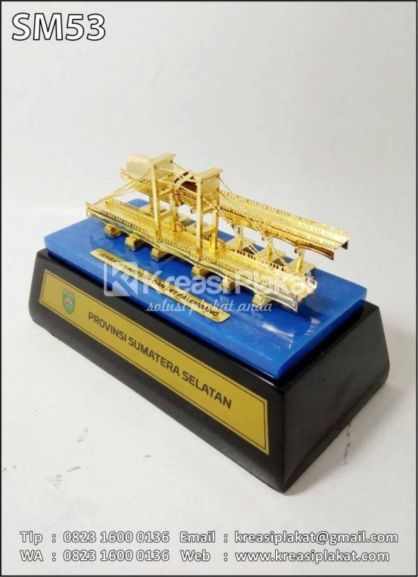 Souvenir Miniatur Jembatan Ampera dan LRT Palembang