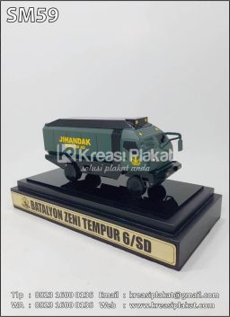 Souvenir Miniatur Truk...