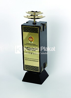 Read more about the article Memilih Jenis Penghargaan Plakat Trophy Custom yang Tepat
