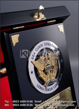Plakat Kayu Bea Cukai ...