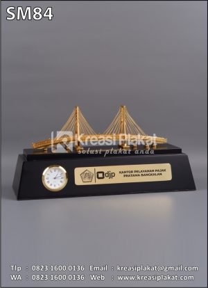 Souvenir Miniatur Jembatan Suramadu | DJP KPP Pratama Bangkalan