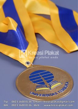 Medali Universitas Ter...