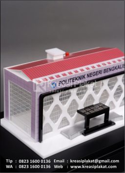 Souvenir Miniatur Poli...
