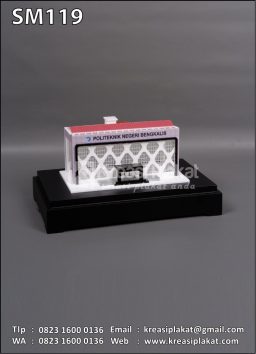 Souvenir Miniatur Poli...