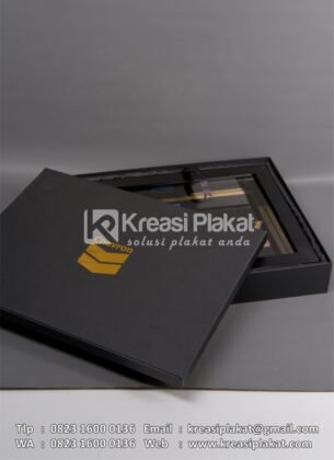 Box Plakat Logam Chevron