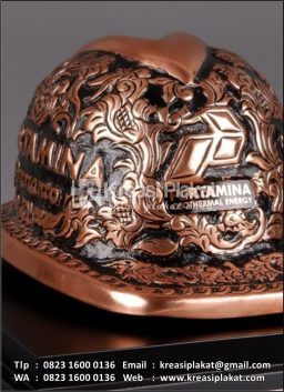 Souvenir Helm Ukir...