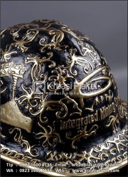 Souvenir Helm Ukir Integrated Core Award