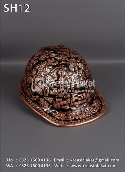 Souvenir Helm Ukir...