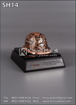 Souvenir Helm Ukir...