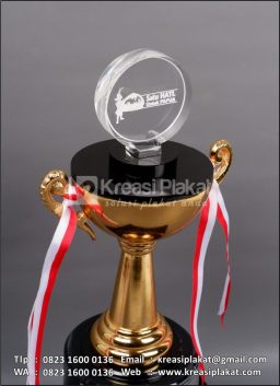 Piala Bergilir Best of The Best Dealer Astra Motor Papua