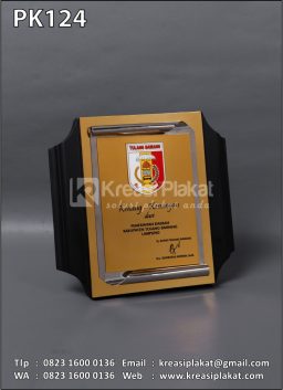 Plakat Kayu Pemerintah...