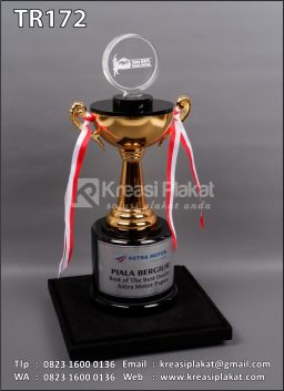 Piala Bergilir Best of The Best Dealer Astra Motor Papua