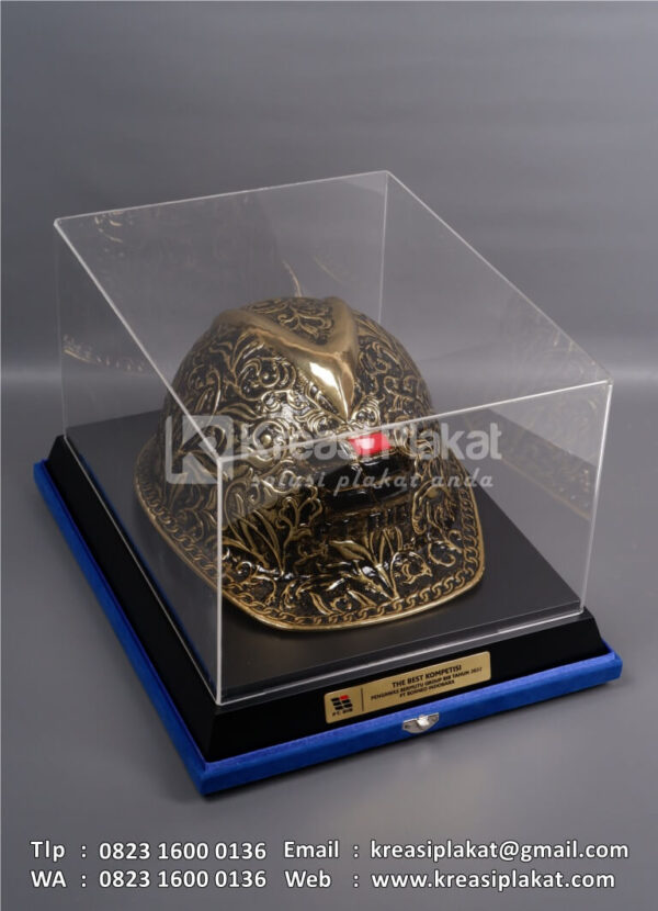 Box Souvenir Helm Ukir PT Borneo Indobara