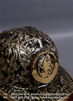 Souvenir Helm Ukir PT Halmahera Nusa Minerals
