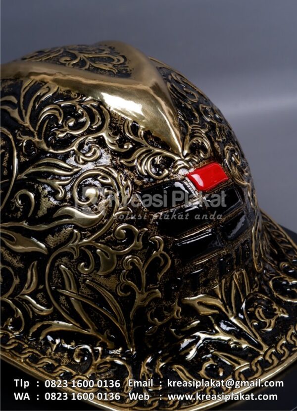 Detail Souvenir Helm Ukir PT Borneo Indobara