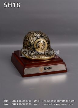 Souvenir Helm Ukir PT Halmahera Nusa Minerals
