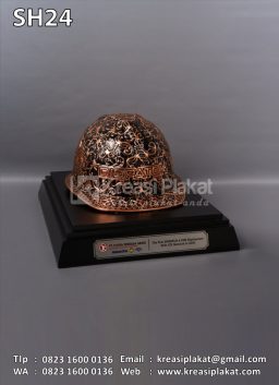 Souvenir Helm Ukir...