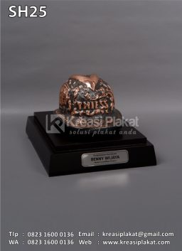 Souvenir Helm Ukir...