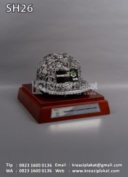 Souvenir Helm Ukir...