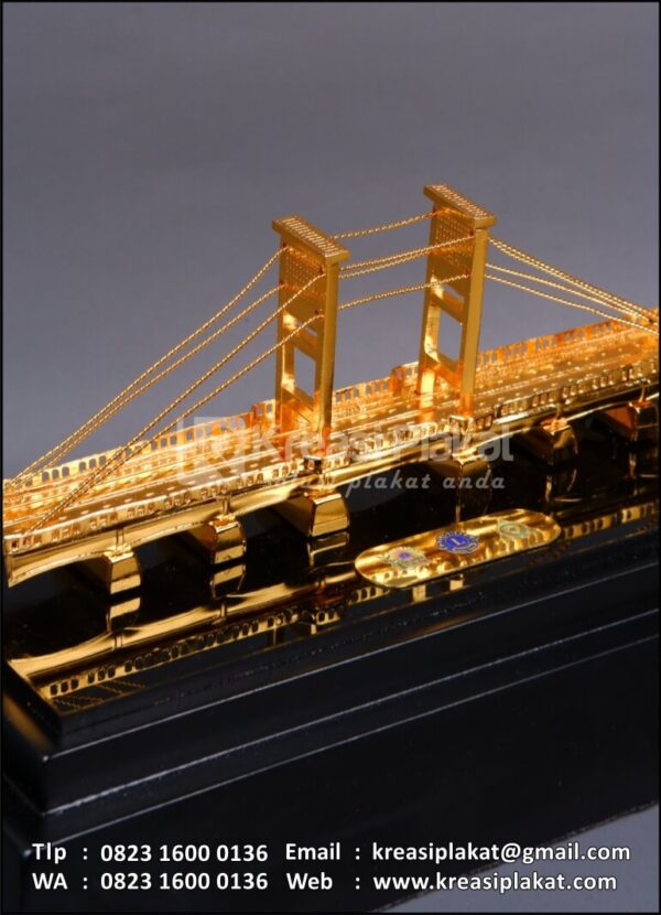 Detail Souvenir Miniatur Jembatan Ampera Palembang