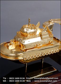 Souvenir Miniatur Kapal Tugboat & Excavator