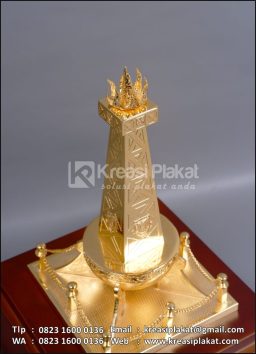 Souvenir Miniatur Tugu...