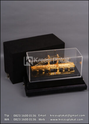 Box Souvenir Miniatur Jembatan Ampera Palembang