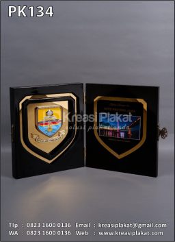 Plakat Kayu DPRD Provi...