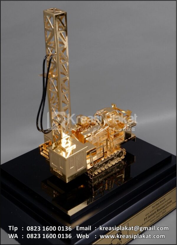 Detail Souvenir Miniatur Drilling Rig Machinery Antam Resourcindo