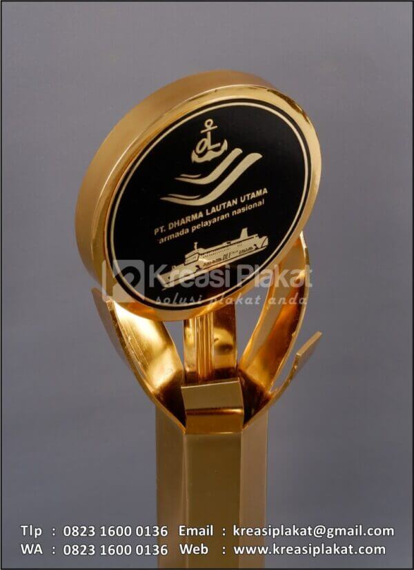 Detail Piala Anugerah Prestasi PT Dharma Lautan Utama