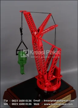 Souvenir Miniatur Crawler Crane Pertamina