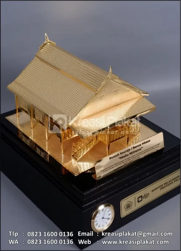 Detail Souvenir Miniatur Rumah Adat Souraja
