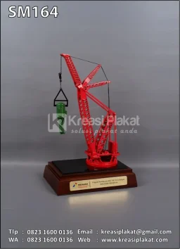 Souvenir Miniatur Crawler Crane Pertamina