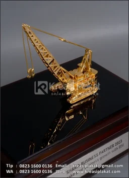 Souvenir Miniatur Excavator Crane
