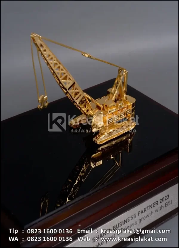 Detail Souvenir Miniatur Excavator Crane