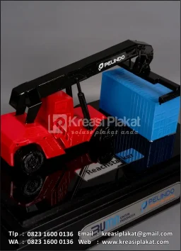 Souvenir Miniatur Reach Stacker Container Handler