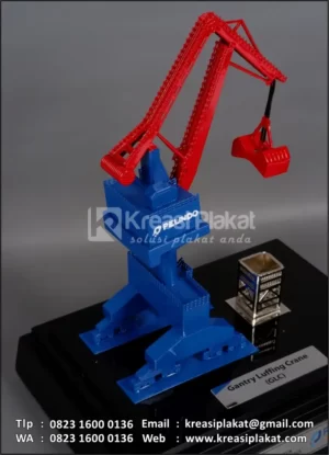 Souvenir Miniatur Gantry Luffing Crane Pelindo