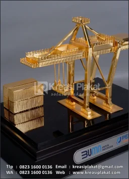 Souvenir Miniatur Container Crane Pelindo Terminal Petikemas