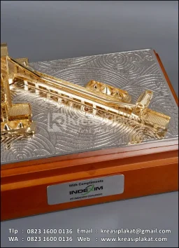 Souvenir Miniatur Barg...