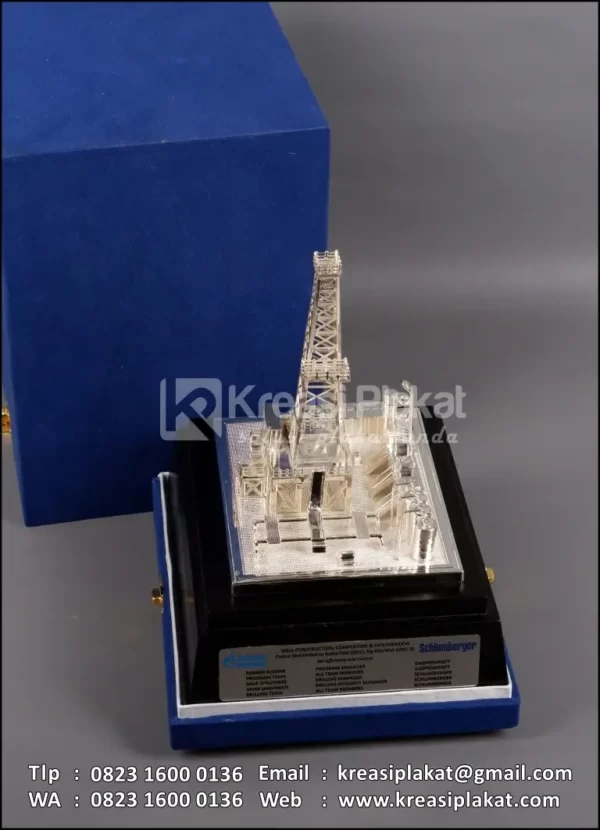 Box Souvenir Miniatur Rig Onshore Gazpromneft Schlumberger